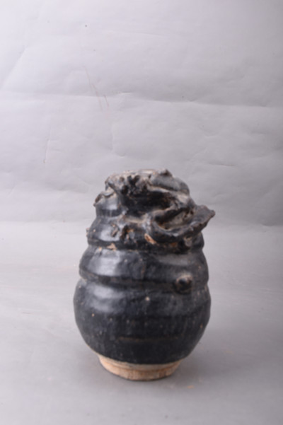 宋褐釉堆塑龙纹陶罐