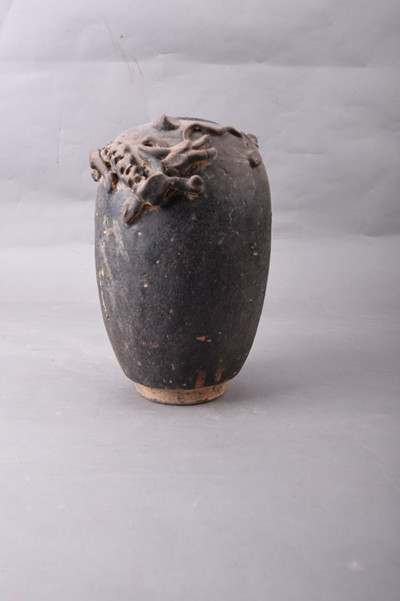 明黑釉堆塑龙纹陶罐