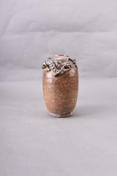 明褐釉堆塑龙纹陶罐